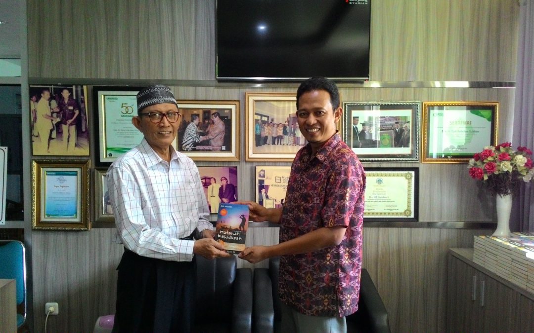 Kepala UPT Perpustakaan Menerima Sumbangan Buku Biografi H.M. Sulchan